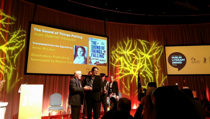 Ο Juan Gabriel Vásquez παραλαμβάνει το βραβείο στην τελετή απονομής.